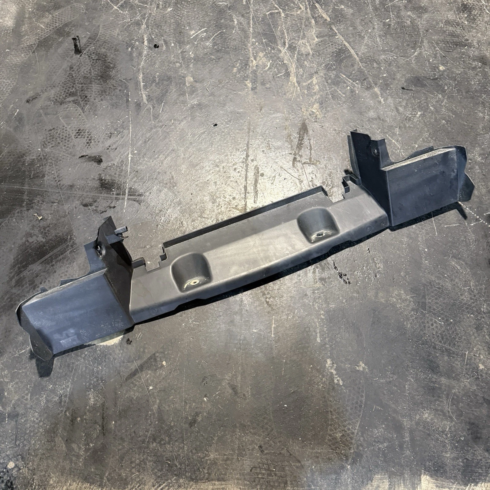 10 15 Chevy Camaro Radiator Air Inlet Duct 92233110