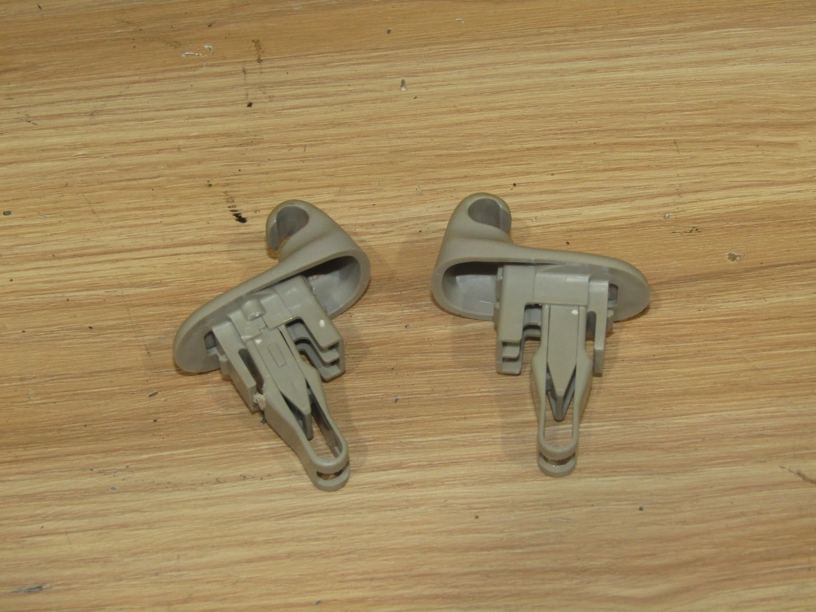 2002 2004 Jeep Liberty OEM sun visor retainer clip set 02 03 04