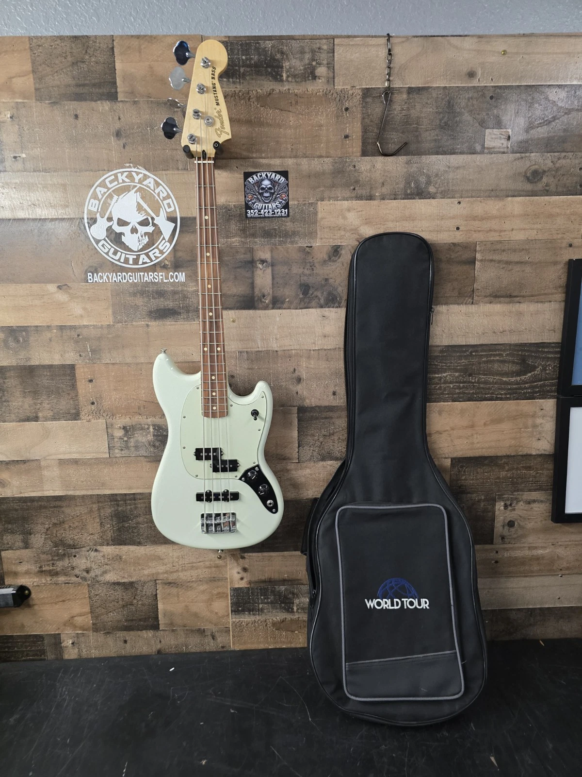 2011 FENDER MUSTANG BASS  With Gigbag Surf Green