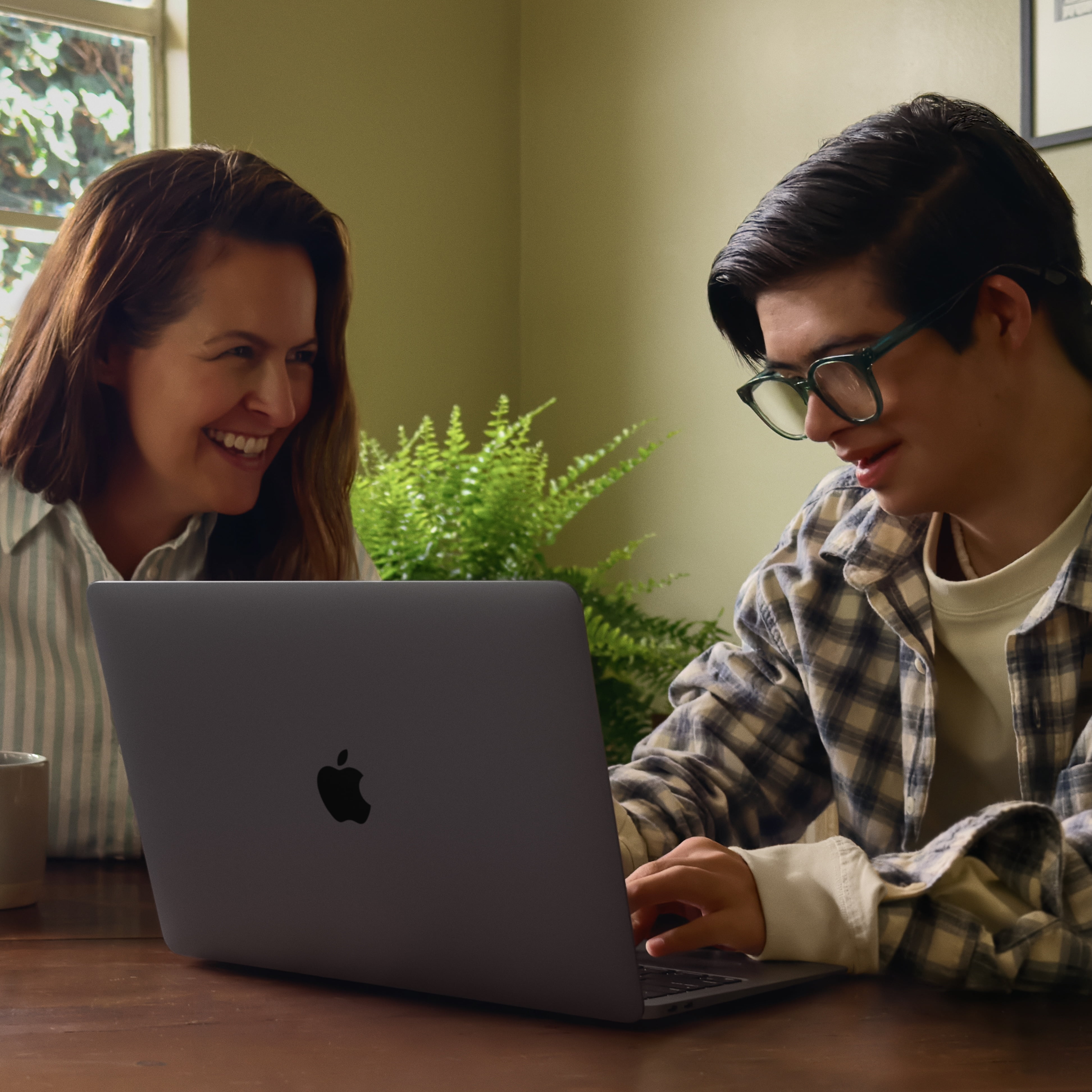 Apple Laptop MacBook Air de 13,3 Pulgadas: Gris Espacial, Chip M1, Construida para Apple Intelligence, 8 GB RAM, Almacenamiento de 256 GB
