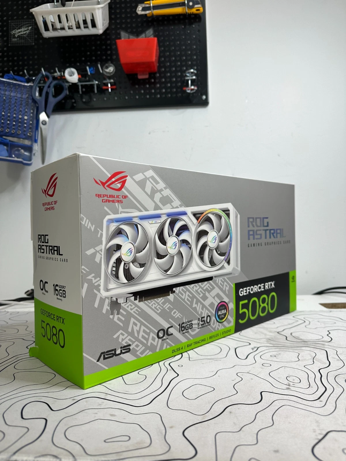 BOX ONLY ASUS ROG Strix RTX 5080 White