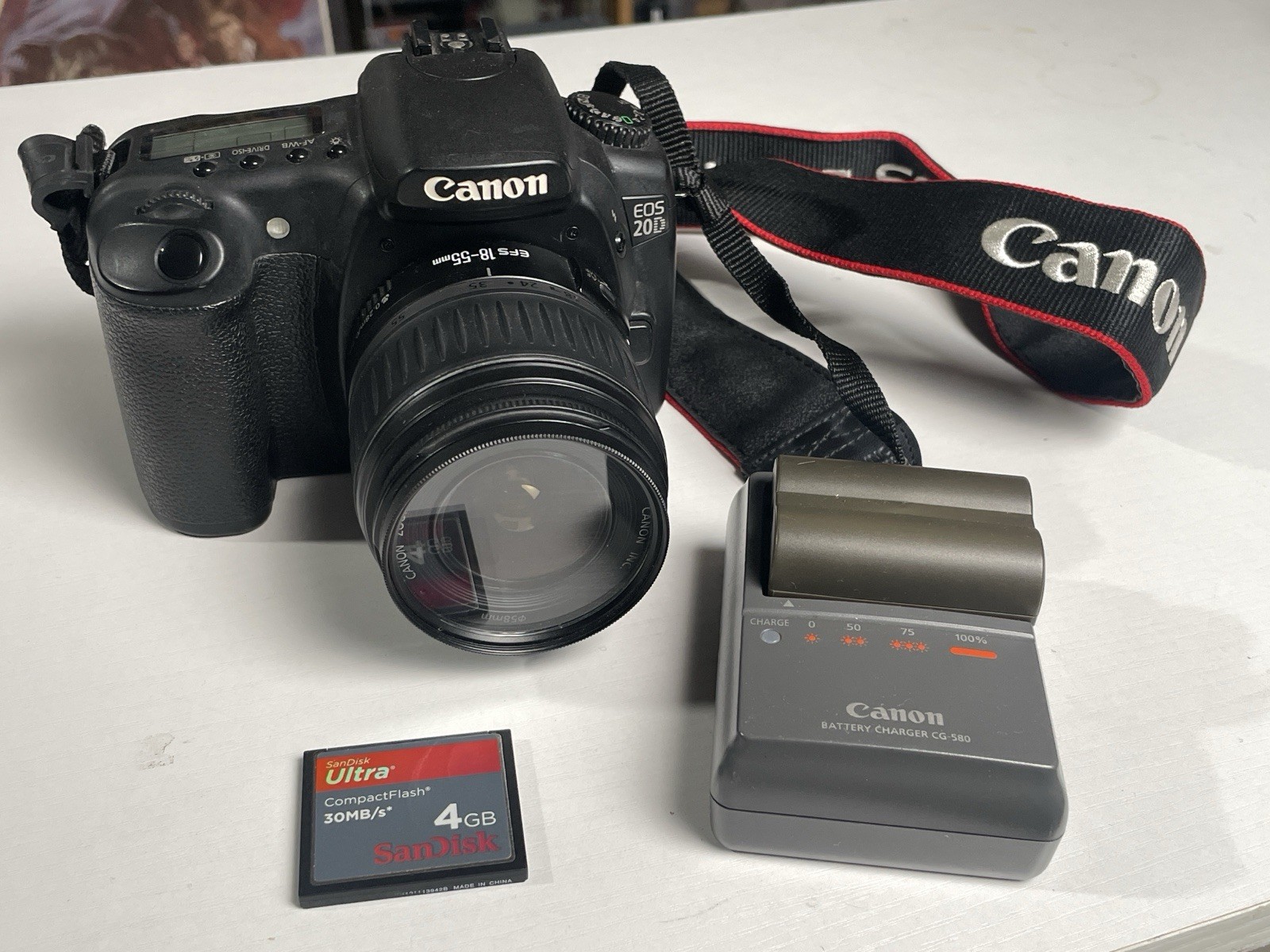 Kit de cámara réflex digital Canon EOS 20D de 8,2 MP con objetivo EF-S de 18-55 mm y empuñadura vertical