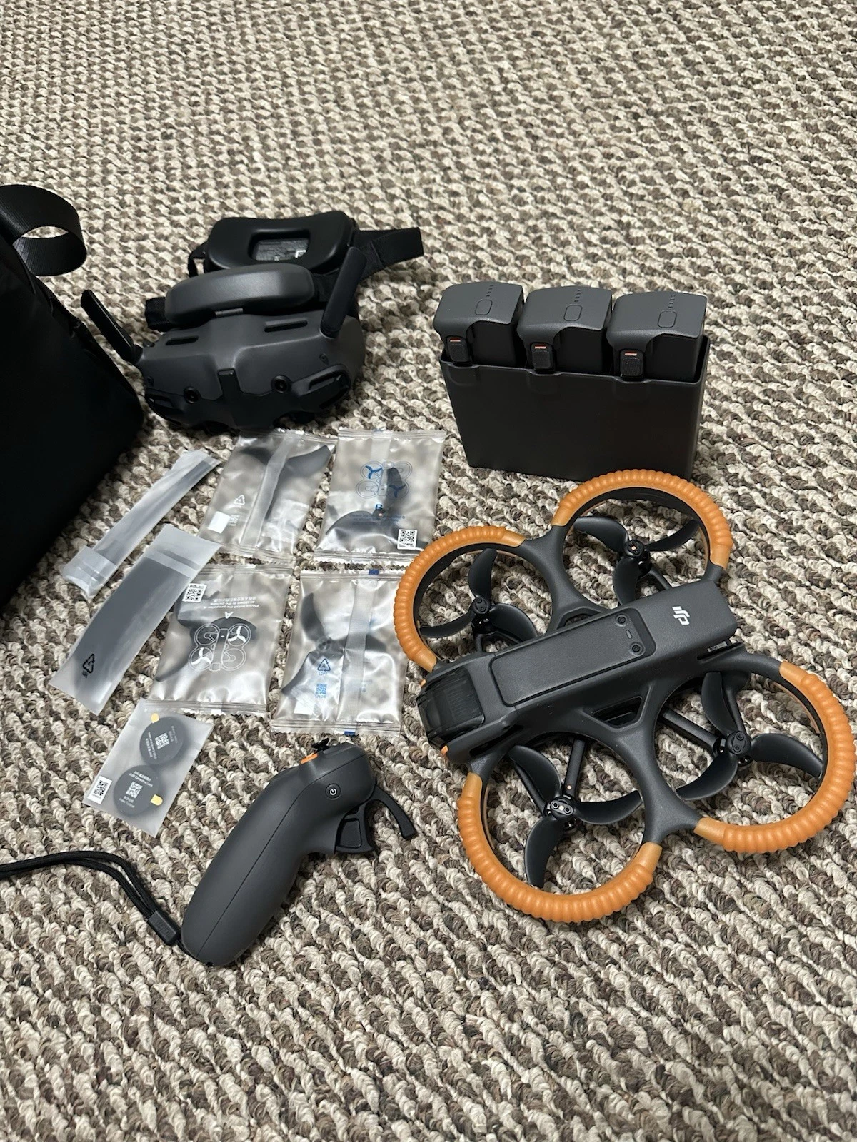 DJI Avata 2 Fly More Combo 3Batteries Goggles Controller Charging Case Props