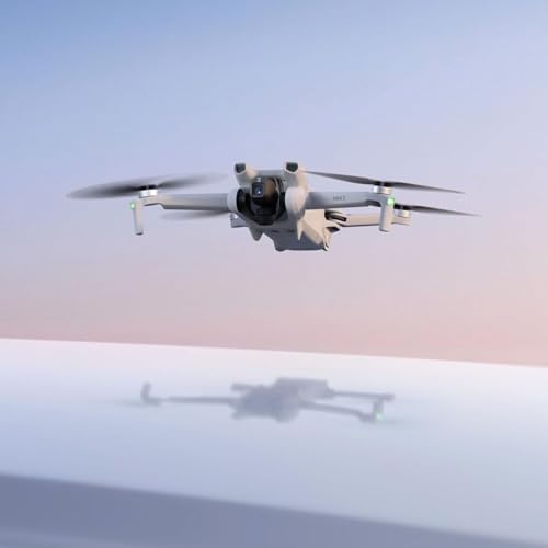 DJI Mini 3 (DJI RC), drones ligeros con cámara para adultos 4K con cardán mecánico de 3 ejes, tiempo de vuelo de 38 minutos, transmisión de video de hasta 10 kilómetros (32800 pies), disparo vertical