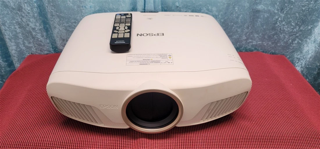 EPSON HOME CINEMA 4010 H932A 4K PRO UHD LCD PROJECTOR W/ REMOTE & CEILING MOUNT
