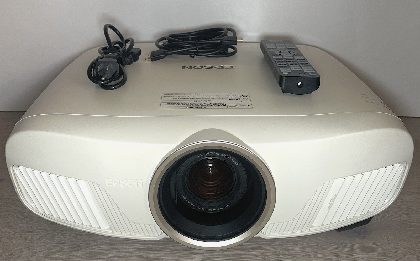Epson Home Cinema 4010 4K PRO UHD Projector   3 Chip HDR   Only 19 Lamp Hours