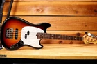 Bajo Fender American Performer Mustang Sunburst 2023, escala corta de 30" + funda 52545