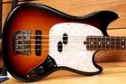 Bajo Fender American Performer Mustang Sunburst 2023, escala corta de 30" + funda 52545