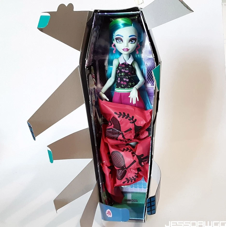 Ghoulia figure Monster High Doll Buried Secrets by Mattel Courtside Fang Out