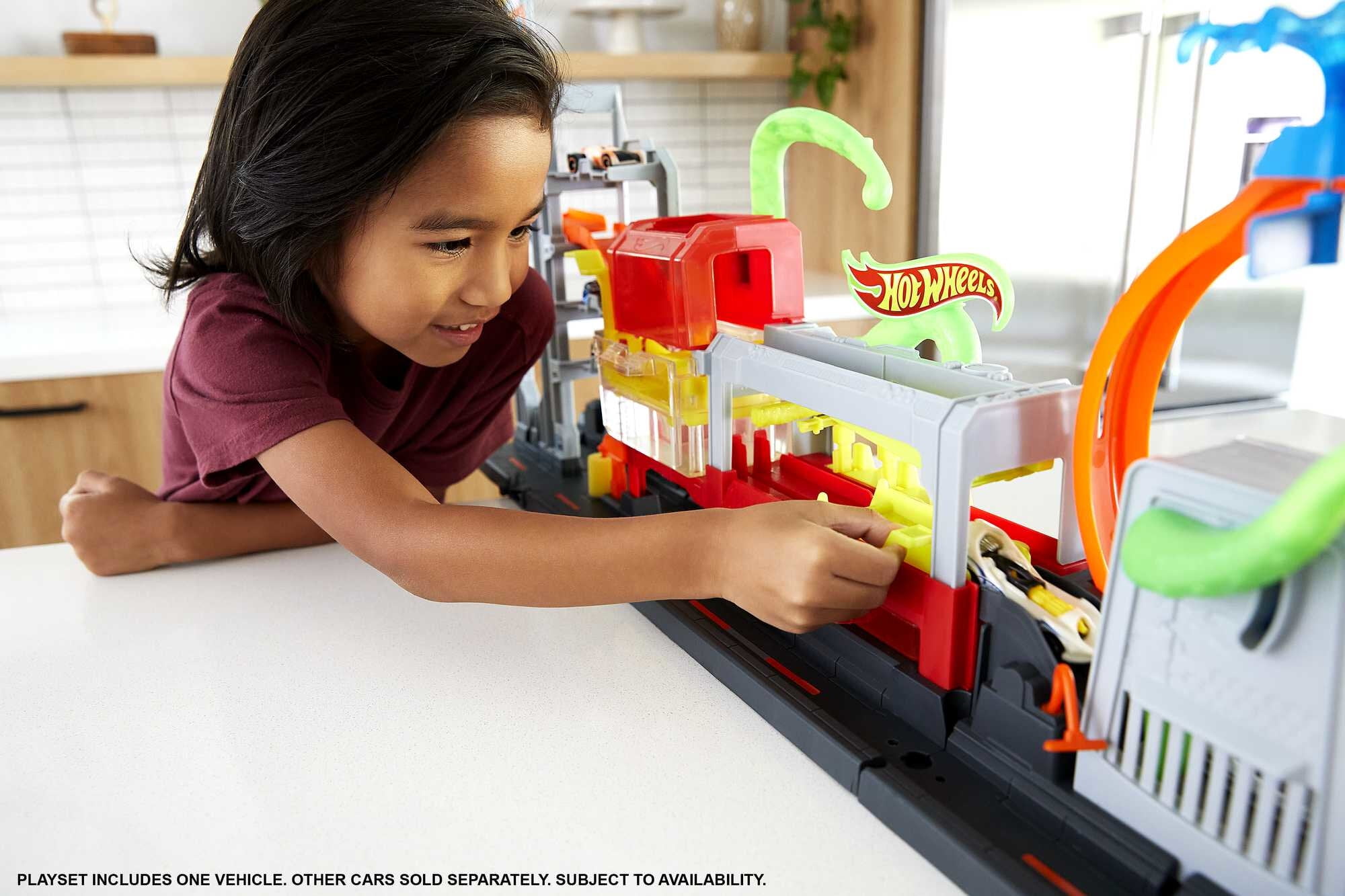 Hot Wheels City Ultimate Octo Car Wash Playset & 1 Color Reveal Toy Car in 1 64 Scale