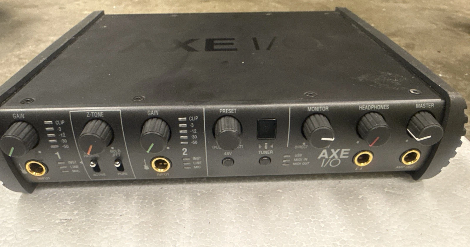 IK Multimedia AXE I/O Guitar Premium Audio Interface Z tone Impedance 2 in 5 out