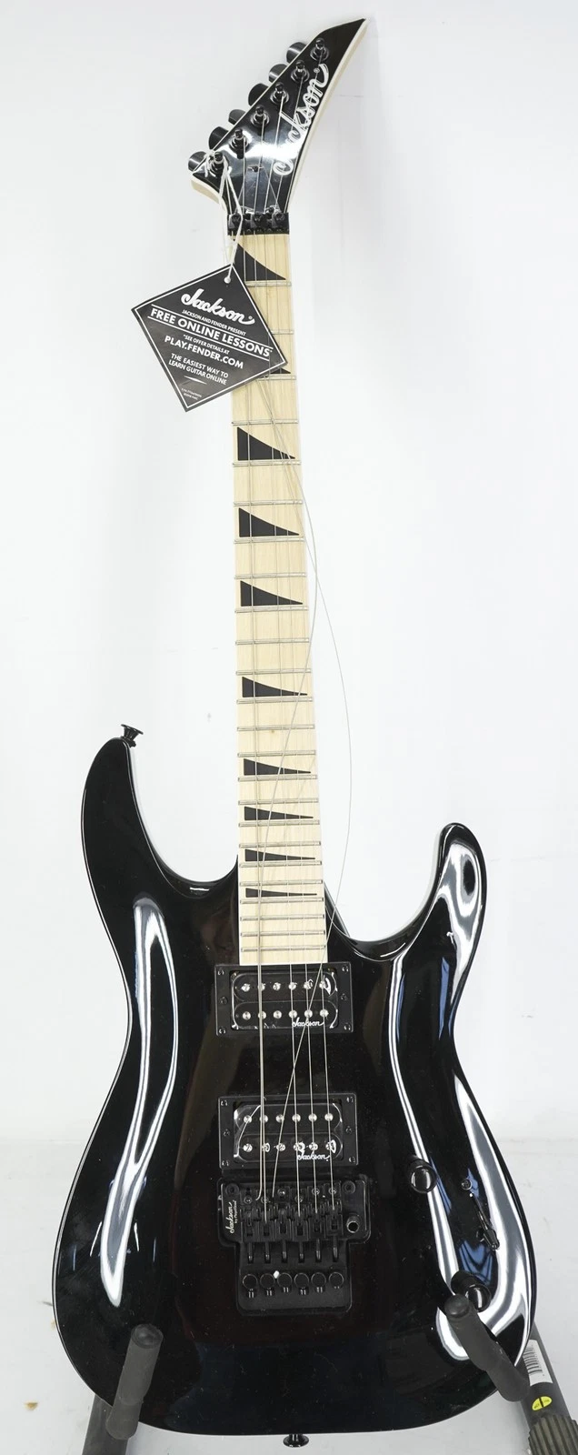Guitarra eléctrica Jackson JS32M Dinky Arched Top, color negro brillante - DAÑADA