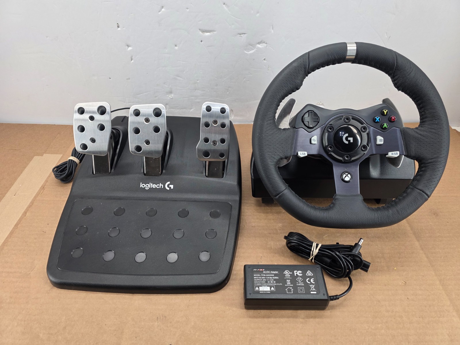 Logitech G920 Driving Force Steering Wheel and Pedals Xbox One/Xbox Series/PC