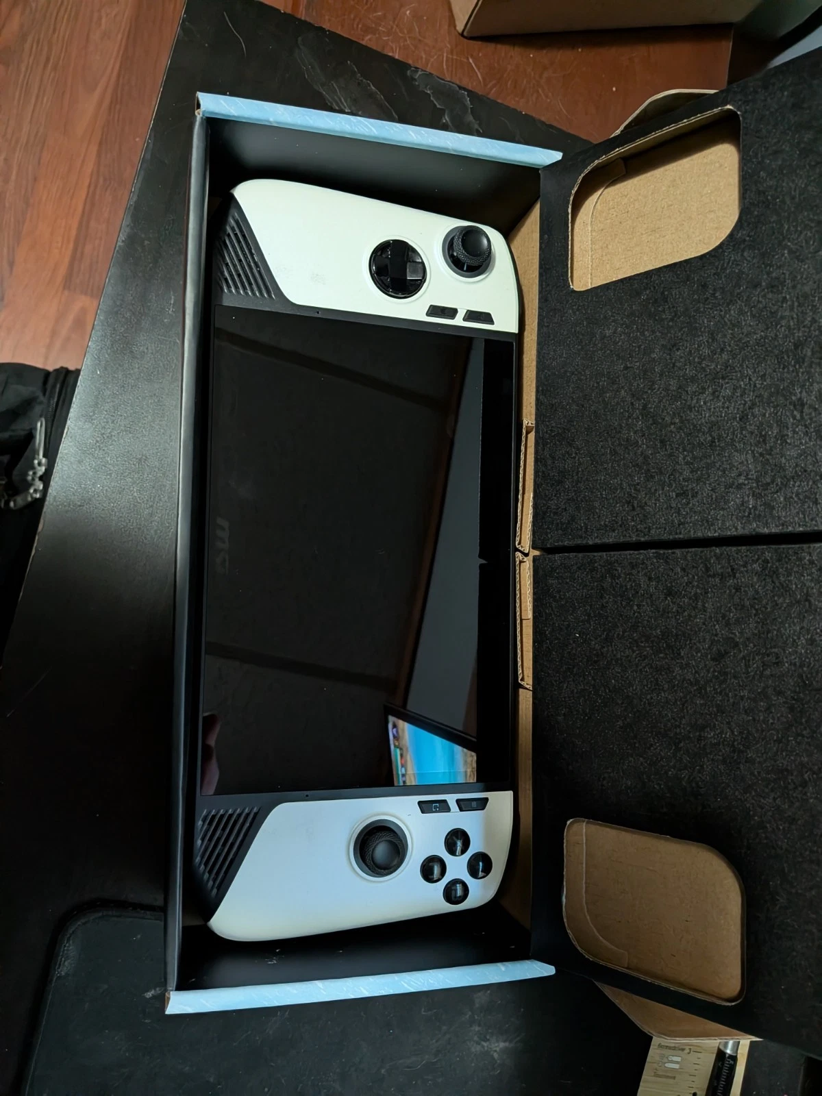 MSI Claw 8 AI  Polar Tempest Edition