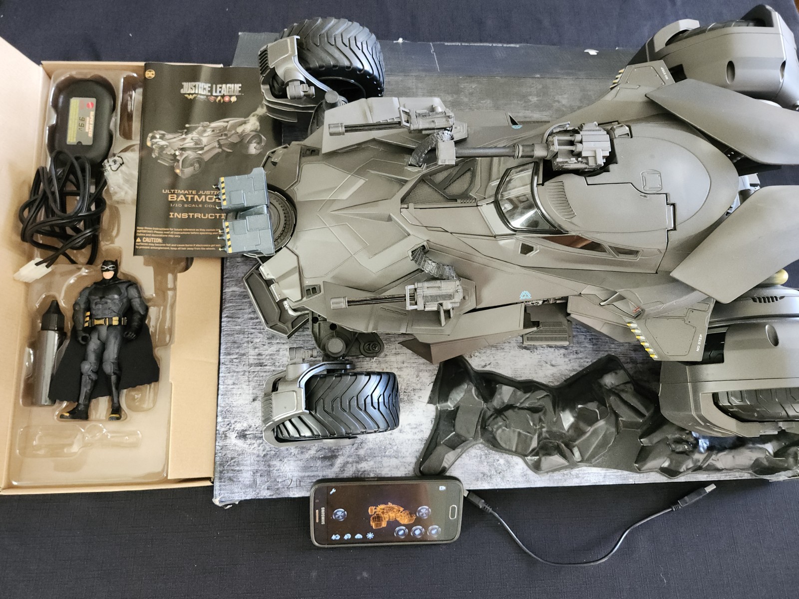 Mattel Ultimate Justice League DC Batmobile RC 1/10 Scale   Samsung Phone Remote