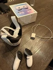 Auriculares de realidad virtual Meta Quest 3S de 128 GB con mandos y accesorios.