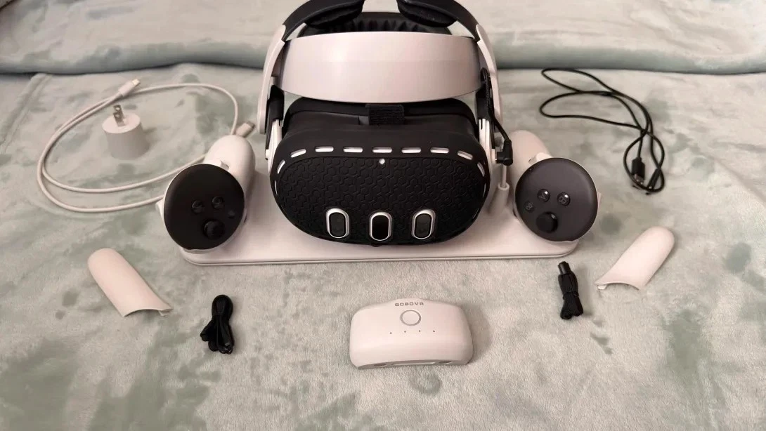 Meta Quest 3 128GB With Controllers  BOBOVR strap  charging dock  etc  see desc