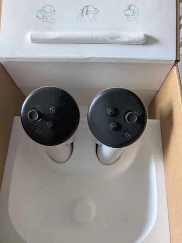 Meta Quest 3 VR Headset White / 2 Controllers  USB Charging Cable 128GB