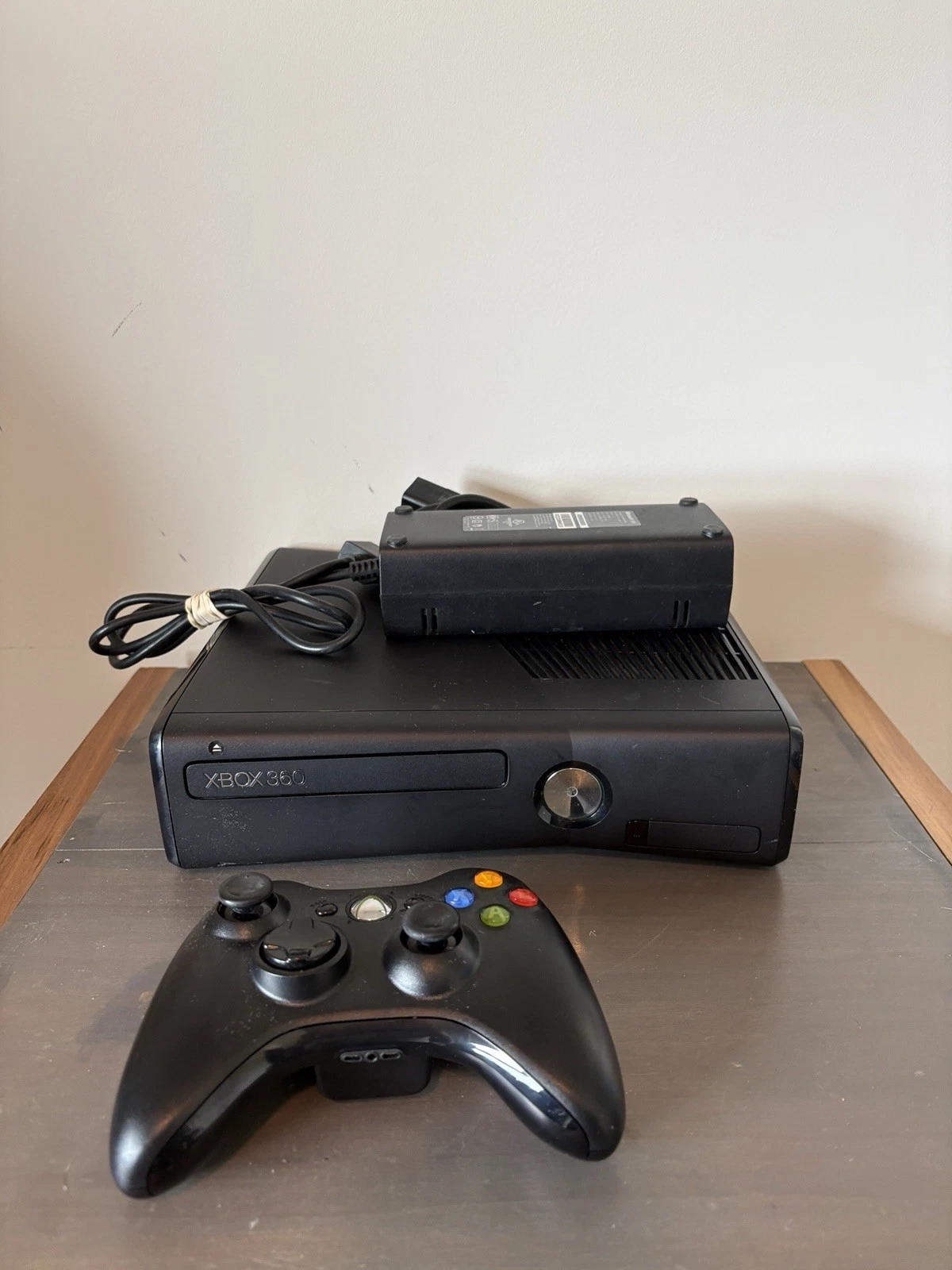 Microsoft Xbox 360 S Console W/HDD/Cords   Controller Black