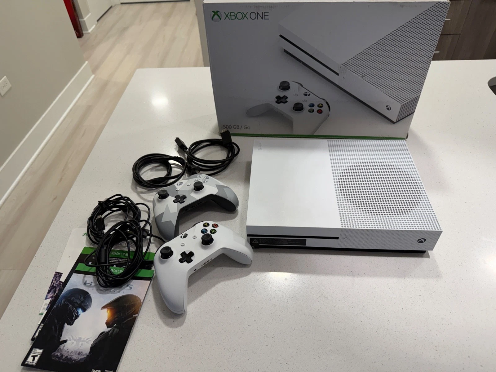 Microsoft Xbox One S 500GB   White /w 2 controllers  chargers