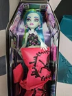 Monster High Buried Secrets Courtside Fang Out GHOULIA Doll Wave 4 New & Open G3