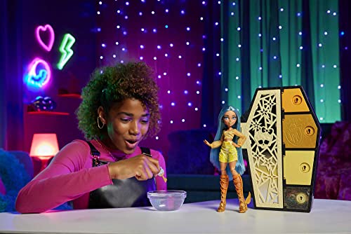 Monster High Doll and Fashion Set  Cleo De Nile  Skulltimate Secrets  Fearidescent Series  Dress Up Locker with 19  Surprises  HNF76