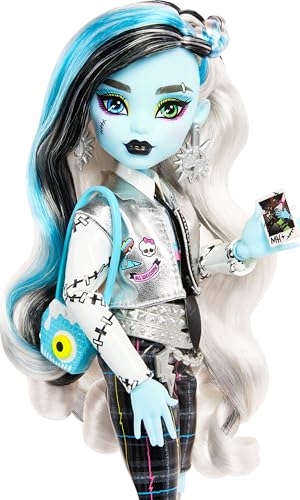 Monster High - Muñeca Frankie Stein con mascota Watzit, juego de comité de bienvenida con 15 accesorios, incluye póster, calcomanía y más (exclusivo de Amazon)