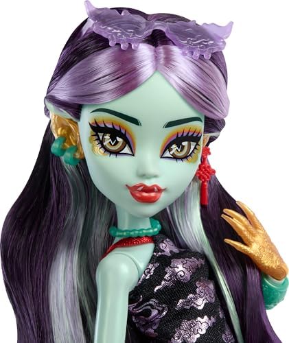 Monster High Jinafire Muñeca larga, dragón con perro de mascota nublado "Yun Yun" y 7 accesorios como bloc de bocetos, bebida de yogur, mochila y más