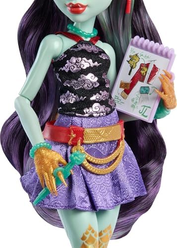 Monster High Jinafire Muñeca larga, dragón con perro de mascota nublado "Yun Yun" y 7 accesorios como bloc de bocetos, bebida de yogur, mochila y más