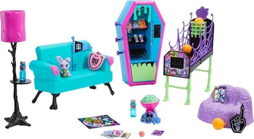 Monster High - Set de juego, salón de estudiantes con muebles para casa de muñecas, 2 mascotas y accesorios temáticos, máquina expendedora funcional