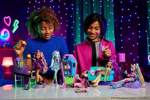 Monster High - Set de juego, salón de estudiantes con muebles para casa de muñecas, 2 mascotas y accesorios temáticos, máquina expendedora funcional
