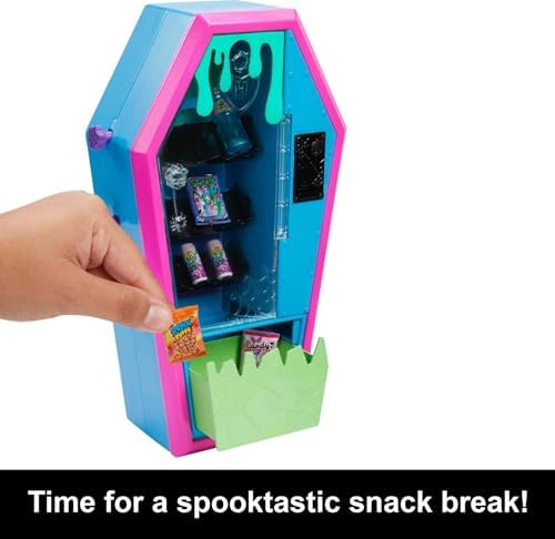Monster High - Set de juego, salón de estudiantes con muebles para casa de muñecas, 2 mascotas y accesorios temáticos, máquina expendedora funcional
