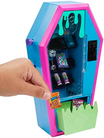 Monster High - Set de juego, salón de estudiantes con muebles para casa de muñecas, 2 mascotas y accesorios temáticos, máquina expendedora funcional