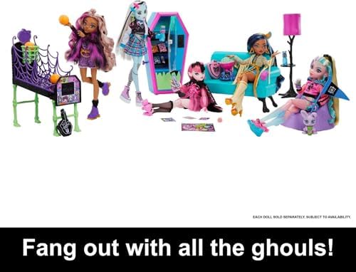 Monster High - Set de juego, salón de estudiantes con muebles para casa de muñecas, 2 mascotas y accesorios temáticos, máquina expendedora funcional