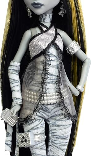 Monster High Reel Drama Doll  Clawdeen Wolf in Black and White  Collectible Reproduction with Doll Size and Life Size Posters  Horror Flick Theme