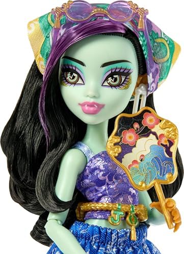 Monster High Skulltimate Secrets Jinafire Long Doll and Accessories Set  Destination  Gore geous Oasis with Suitcase and 19  Surprises Like Clothes