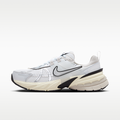 Talla W 8 / M 6.5- Nike V2K Run Zapatos de mujer con detalles reflectantes