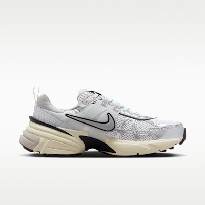 Talla W 8 / M 6.5- Nike V2K Run Zapatos de mujer con detalles reflectantes