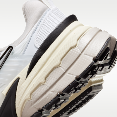 Talla W 8 / M 6.5- Nike V2K Run Zapatos de mujer con detalles reflectantes