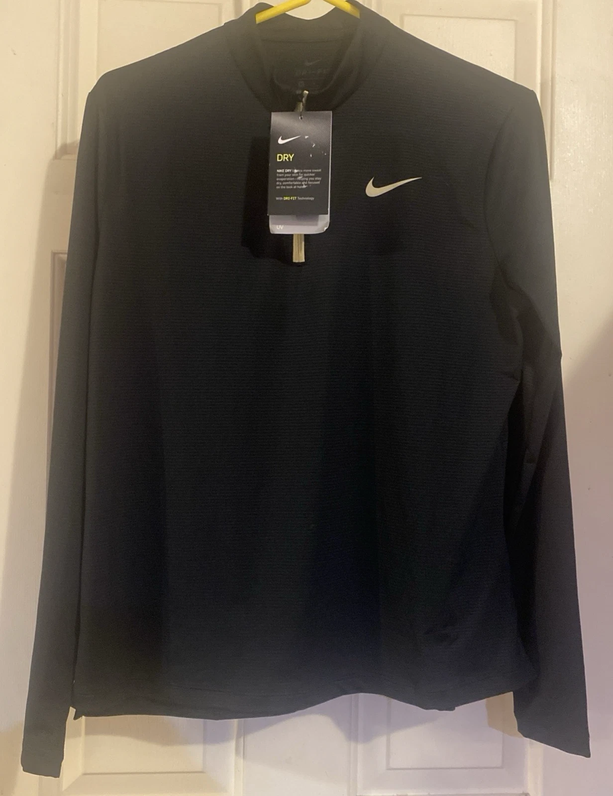 Sudadera deportiva Nike para mujer, color negro, con cremallera de un cuarto, tecnología DRI-FIT, protección UV, talla M, nueva, CW7267-017, $65