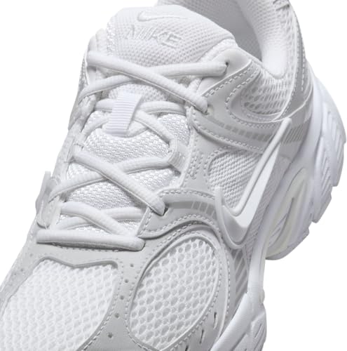 Nike Womens V5 Runner Sneaker
