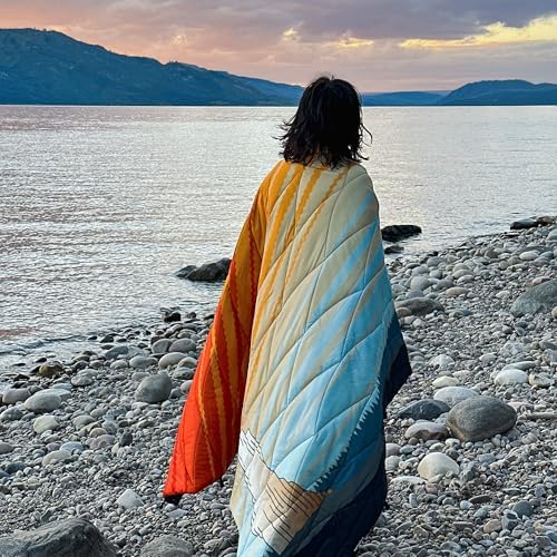 Nomadix Puffer Blanket   Water Resistant  Eco Friendly Insulated Blanket with Snaps for Camping  Beach  and Travel  Made from Recycled Materials