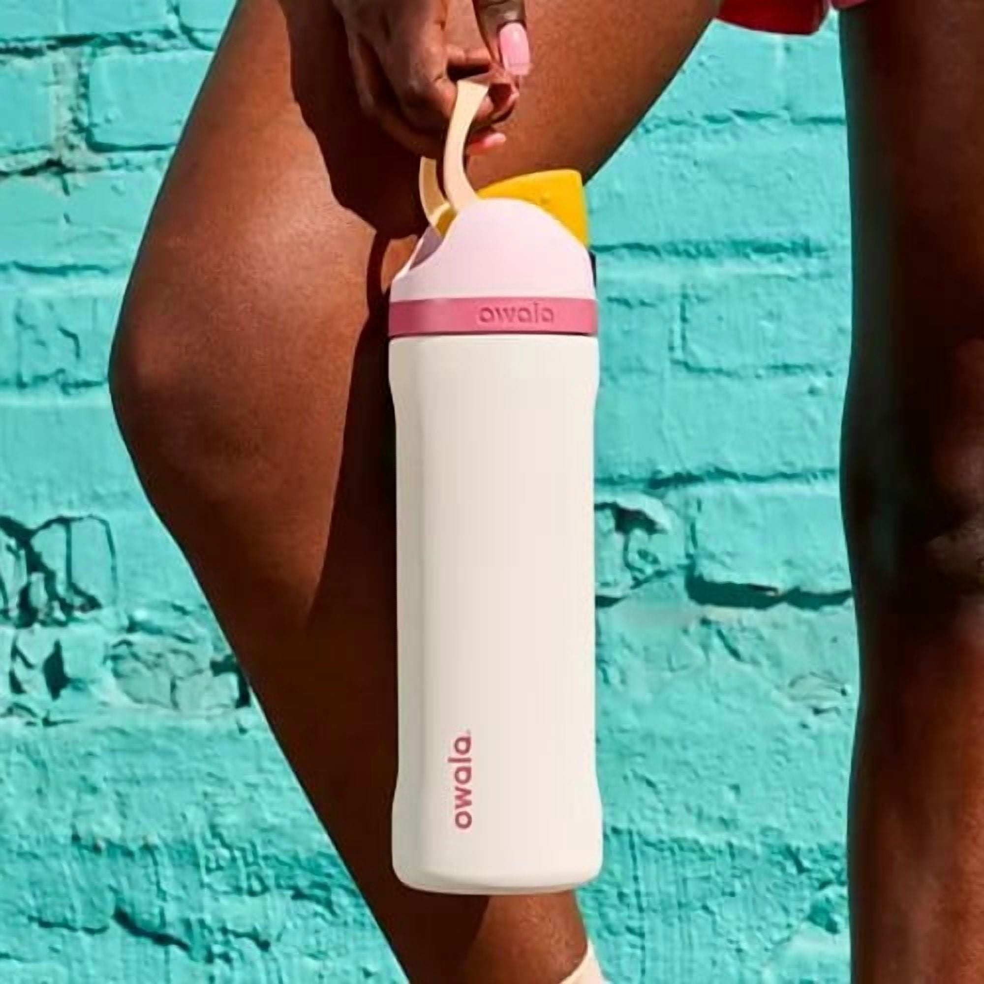 Owala FreeSip Botella de Agua de Acero Inoxidable con Aislamiento y Pajita para Deportes y Viajes, Botella de Agua Deportiva sin Bpa, 24 oz, Lila Violeta