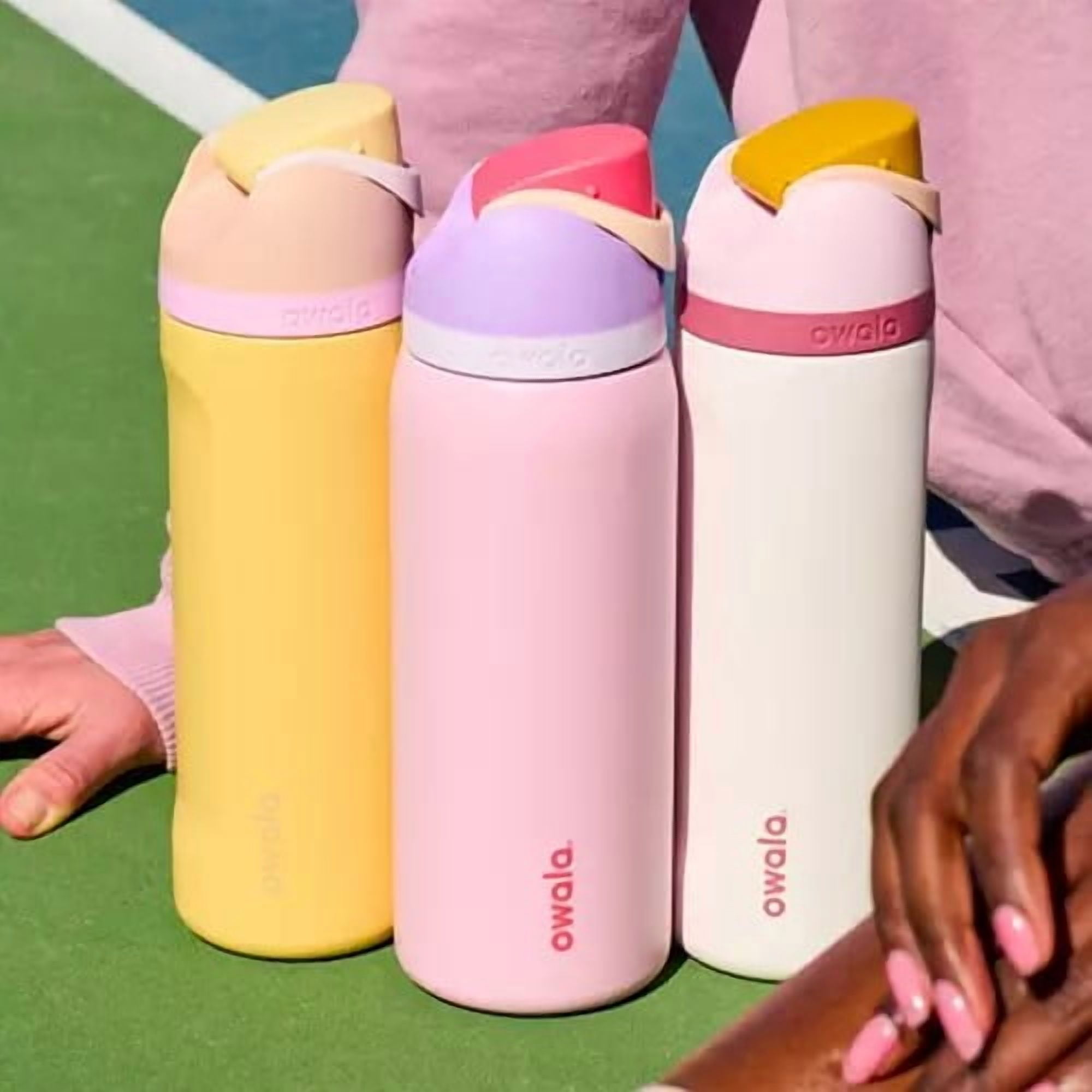Owala FreeSip Botella de Agua de Acero Inoxidable con Aislamiento y Pajita para Deportes y Viajes, Botella de Agua Deportiva sin Bpa, 24 oz, Lila Violeta