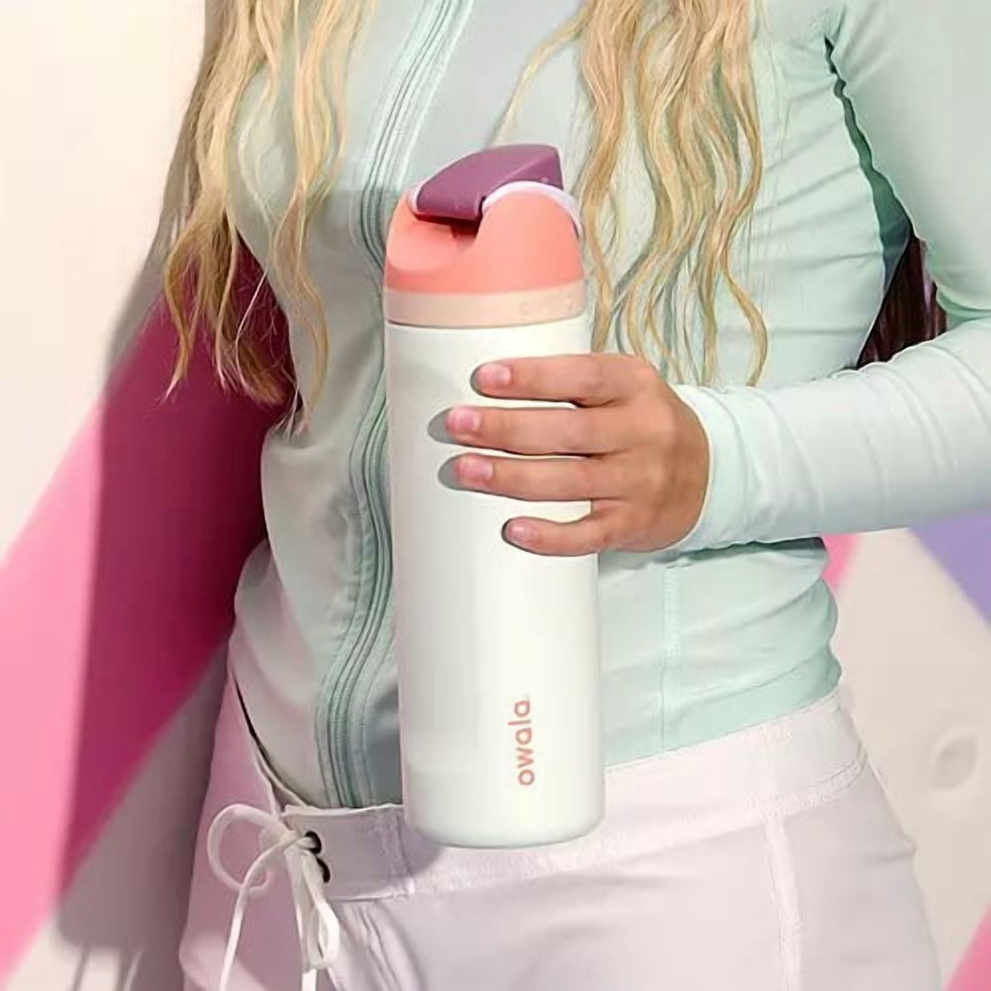Owala FreeSip Botella de Agua de Acero Inoxidable con Aislamiento y Pajita para Deportes y Viajes, Botella de Agua Deportiva sin Bpa, 24 oz, Lila Violeta