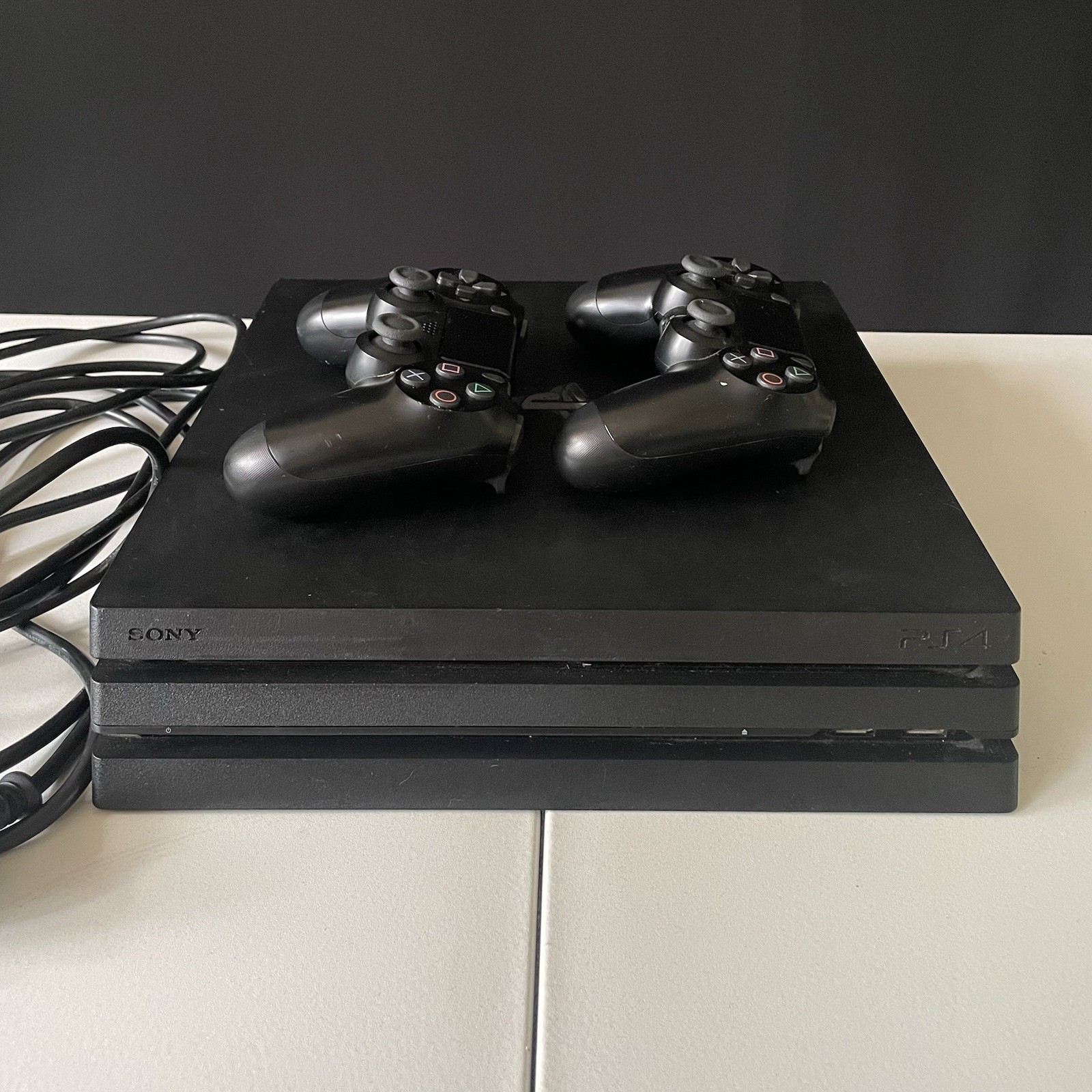 PlayStation 4   PS4 Pro CUH7002B   Cables   2 Controllers