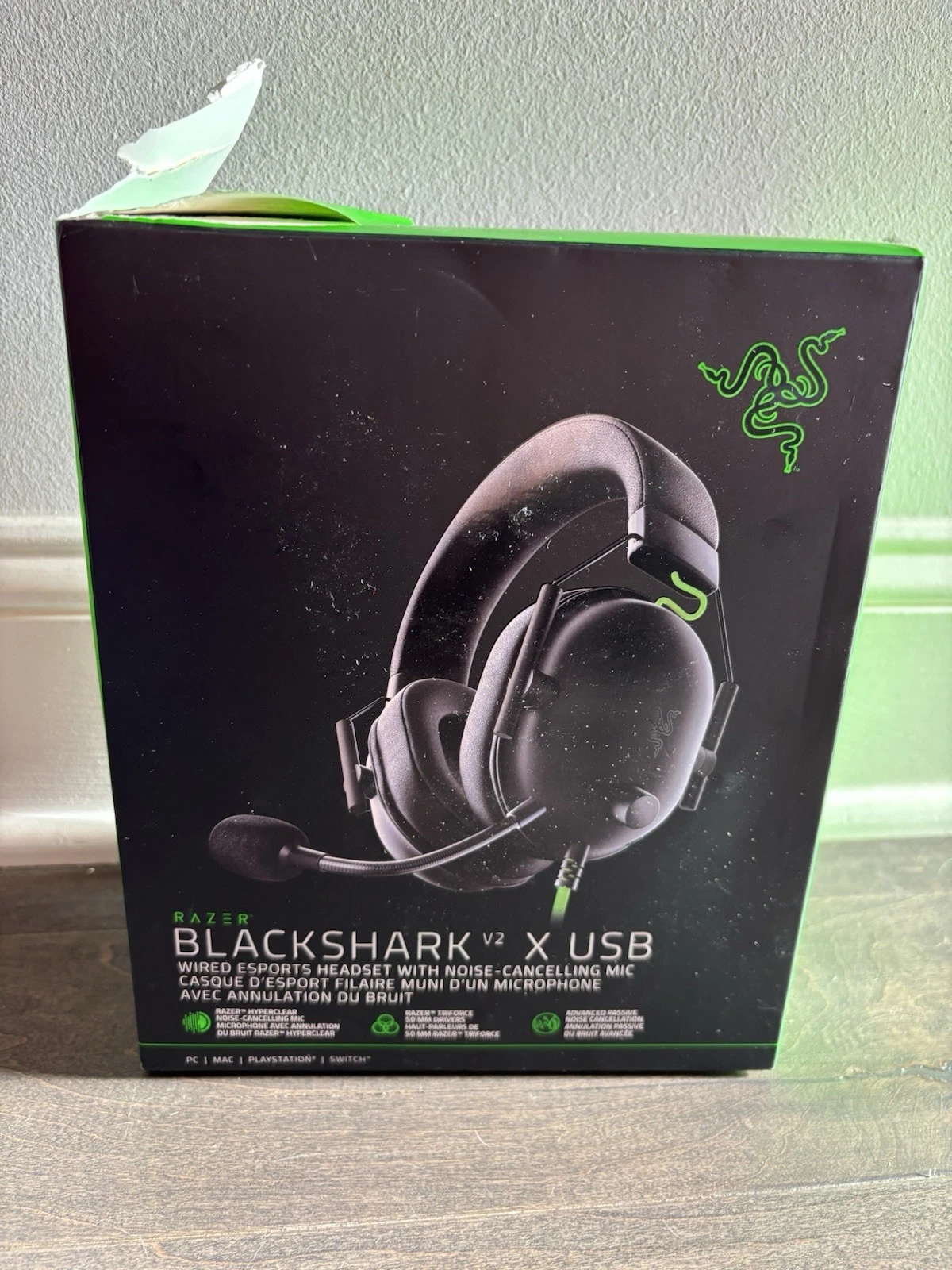 Auriculares para juegos Razer Blackshark V2 X con cable USB y micrófono con cancelación de ruido.