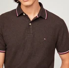Polo Tommy Hilfiger de secado rápido con protección UV y ribete de rayas para hombre
