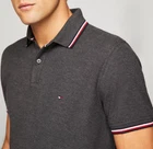 Polo Tommy Hilfiger de secado rápido con protección UV y ribete de rayas para hombre