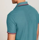 Polo Tommy Hilfiger de secado rápido con protección UV y ribete de rayas para hombre